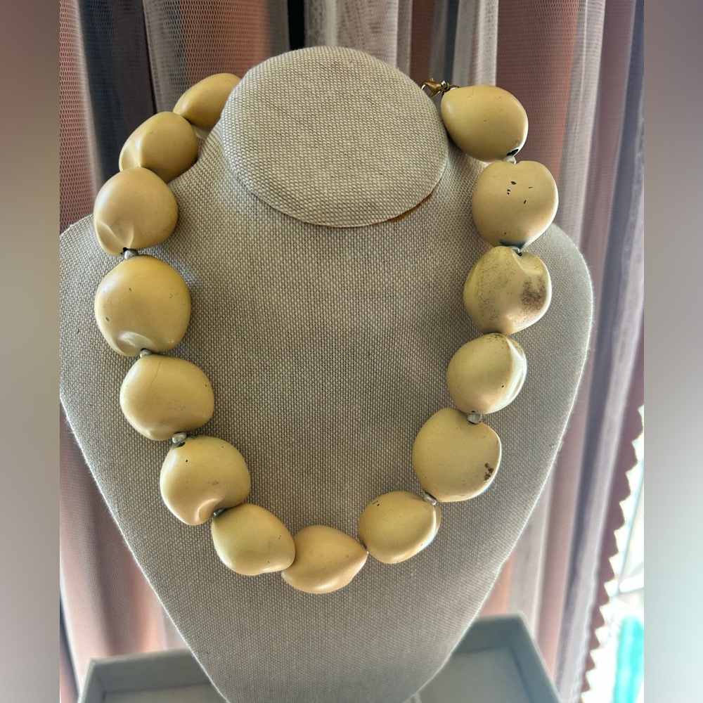 Gigi IN STYLE Vintage blonde Kukui Nut Necklace 14 Inch